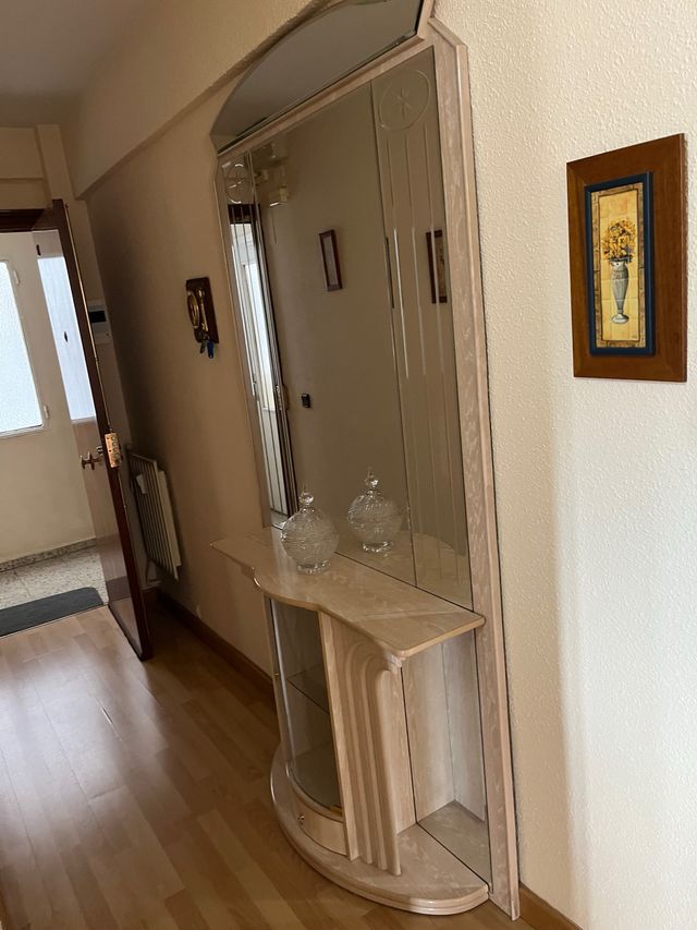 Mueble recibidor clásico con espejo