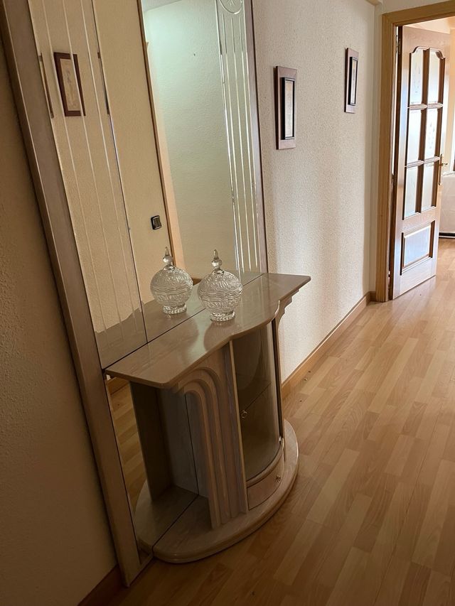 Mueble recibidor clásico con espejo