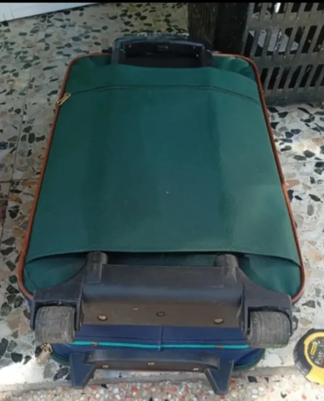 Maleta económica verde y morada