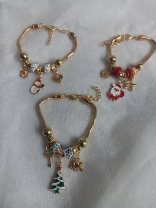 10 Bracciali rossi con ciondoli natalizi