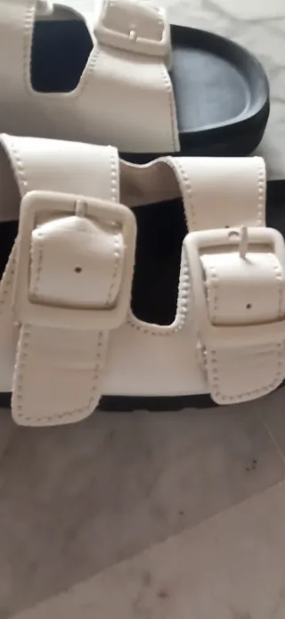 Sandalias de tiras en marfil. H&M. N° 38