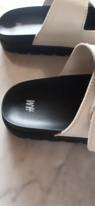 Sandalias de tiras en marfil. H&M. N° 38