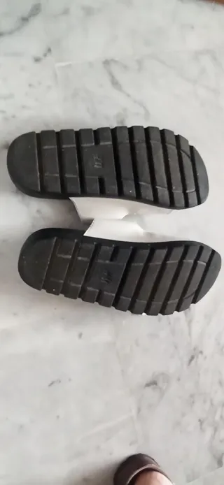 Sandalias de tiras en marfil. H&M. N° 38