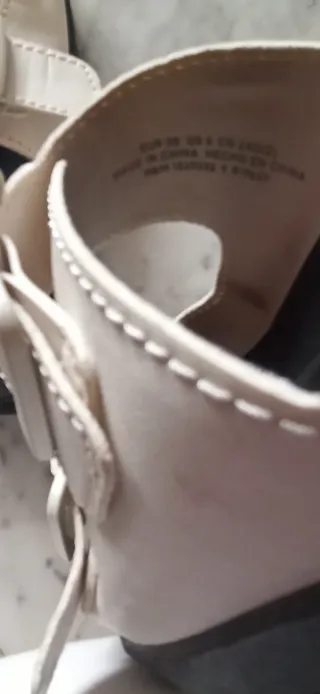 Sandalias de tiras en marfil. H&M. N° 38