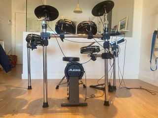 Batería Electrónica Alesis Comand Mesh Kit