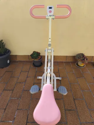 Máquina de sentadillas rosa y blanca