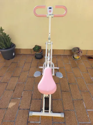 Máquina de sentadillas rosa y blanca