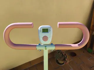 Máquina de sentadillas rosa y blanca