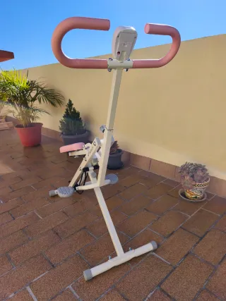 Máquina de sentadillas rosa y blanca