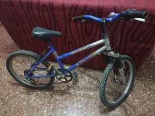 Bicicleta BMX infantil azul y plateada