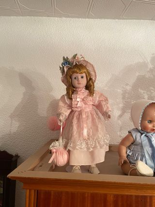 Muñeca de porcelana vintage con vestido rosa