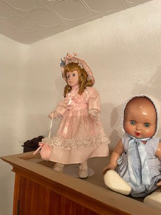 Muñeca de porcelana vintage con vestido rosa