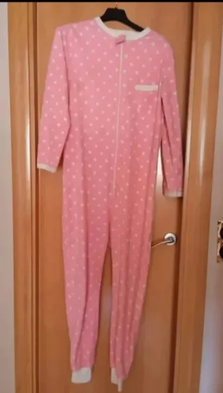 Pijama entero rosa lunares blancos