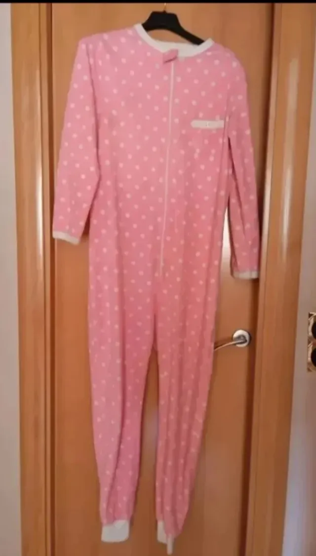 Pijama entero rosa lunares blancos