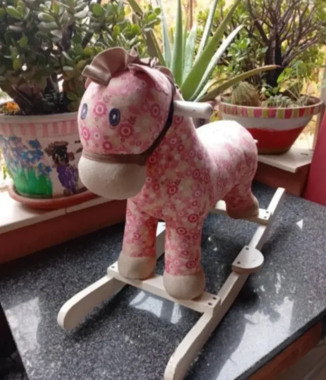 Caballito balancín rosa estampado