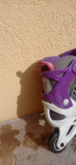 Patines en línea morados y grises