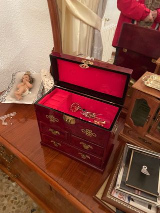 Joyero de madera con cajones y compartimentos