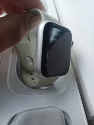 Apple Watch Series 4 con correas y cargador