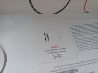 Apple Watch Series 4 con correas y cargador