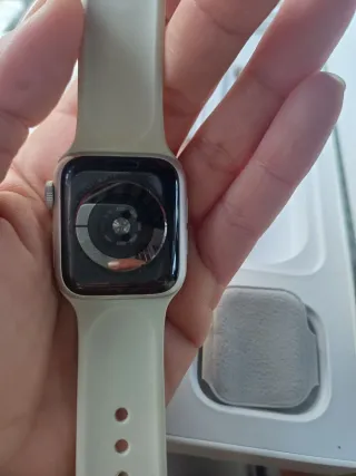 Apple Watch Series 4 con correas y cargador