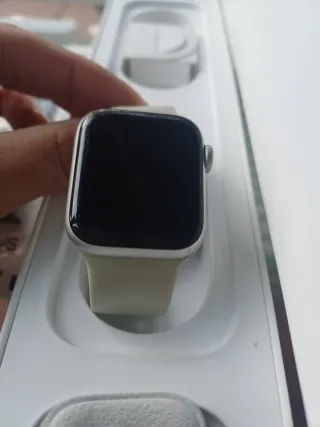 Apple Watch Series 4 con correas y cargador