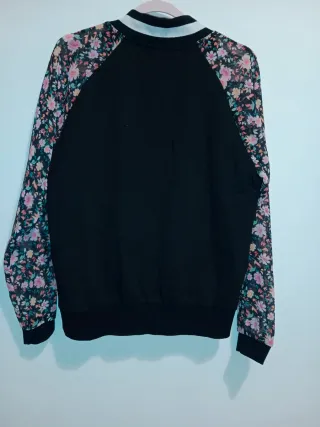 Chaqueta bomber con estampado floral