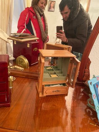 Joyero de madera con cajón y puertas