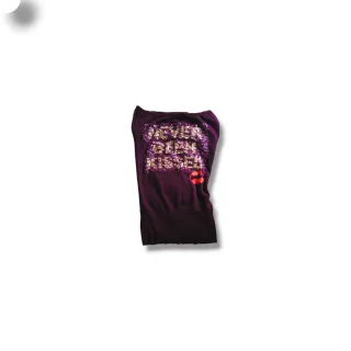 Top Bershka Vintage morado con letras doradas.
