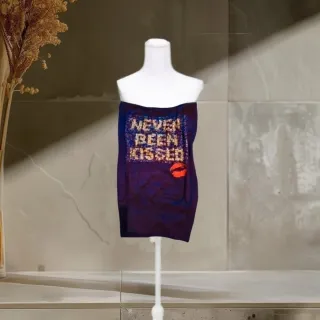 Top Bershka Vintage morado con letras doradas.