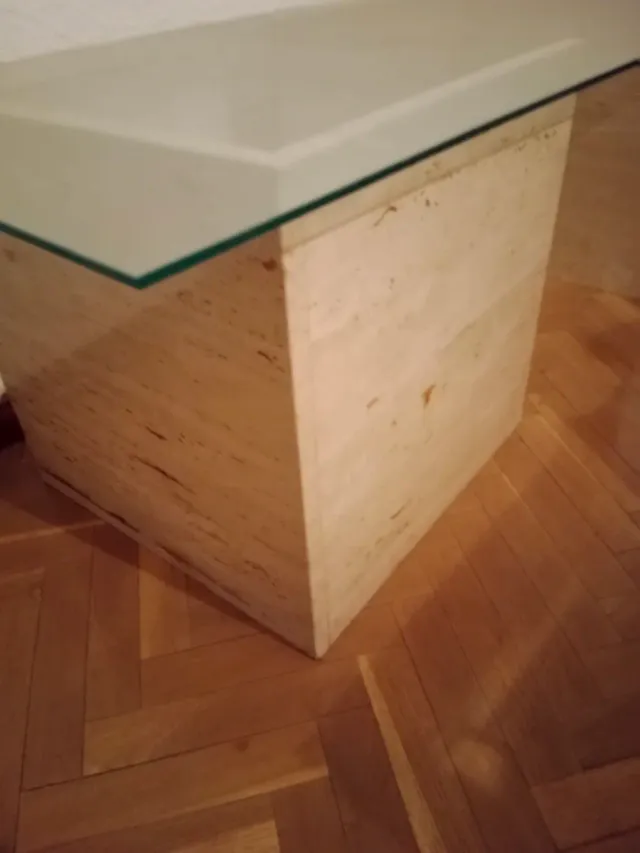 Mesa de centro pie de mármol y  cristal .