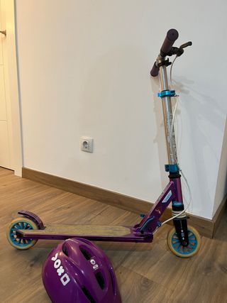 Patinete morado con casco