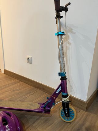 Patinete morado con casco