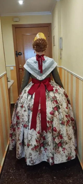 Confección artesanal falda regional