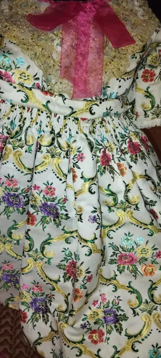 Confección artesanal falda regional