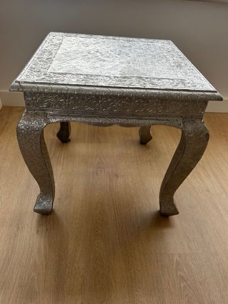 Mesa auxiliar metálica con detalles