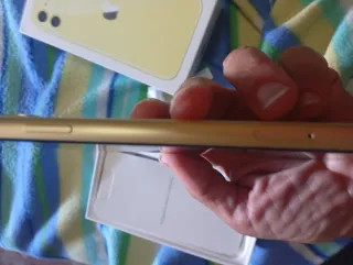 iPhone 11 Dorado/Amarillo Como Nuevo