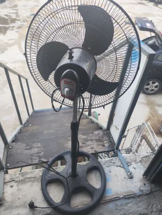 Ventilador de pie negro