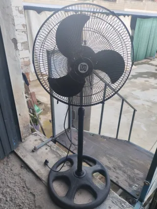 Ventilador de pie negro