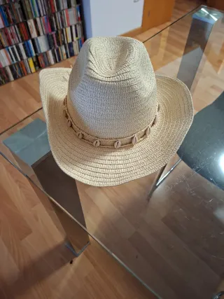Sombrero de paja beige con conchas