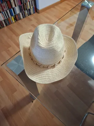 Sombrero de paja beige con conchas