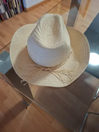 Sombrero de paja beige con conchas