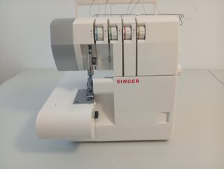 Máquina Overlock Singer
