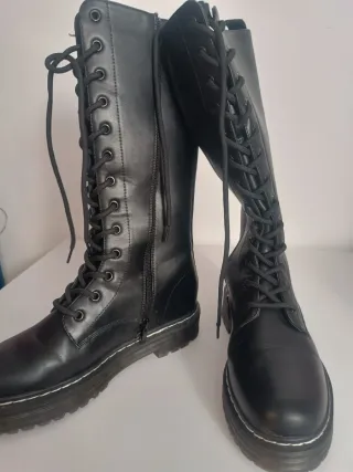 Botas militares altas negras con cordones