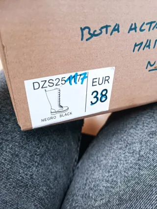 Botas militares altas negras con cordones