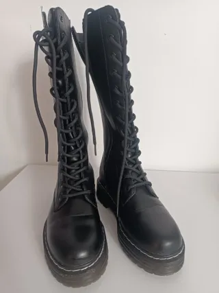 Botas militares altas negras con cordones
