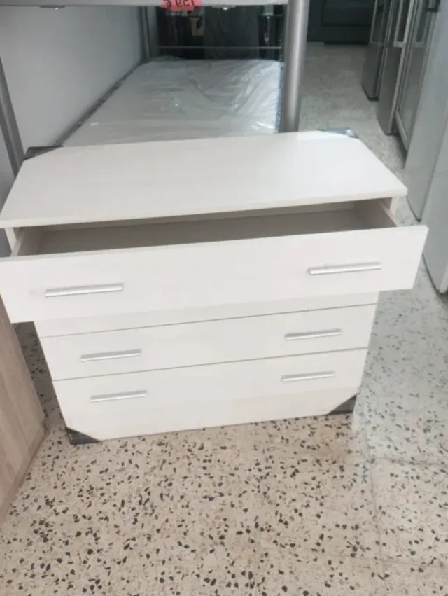 Cómoda de madera con tiradores plateados