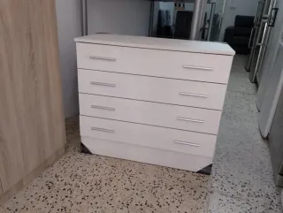 Cómoda de madera con tiradores plateados