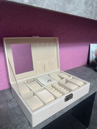 Joyero de piel beige y terciopelo