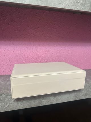 Joyero de piel beige y terciopelo