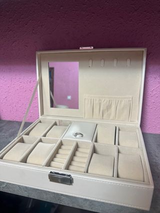 Joyero de piel beige y terciopelo